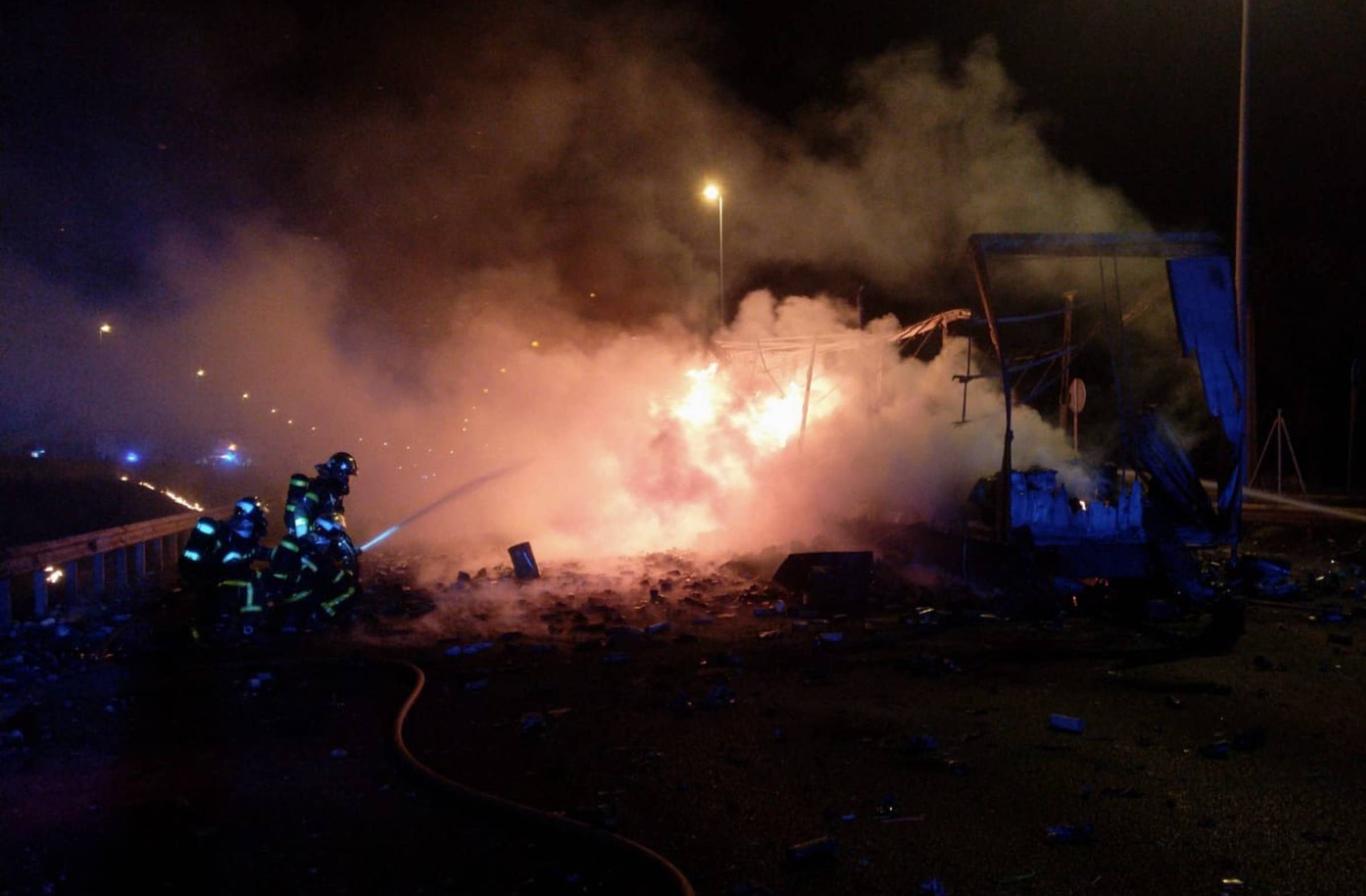 Un camión se incendia y provoca explosiones en la A-6, a la altura de Las Rozas