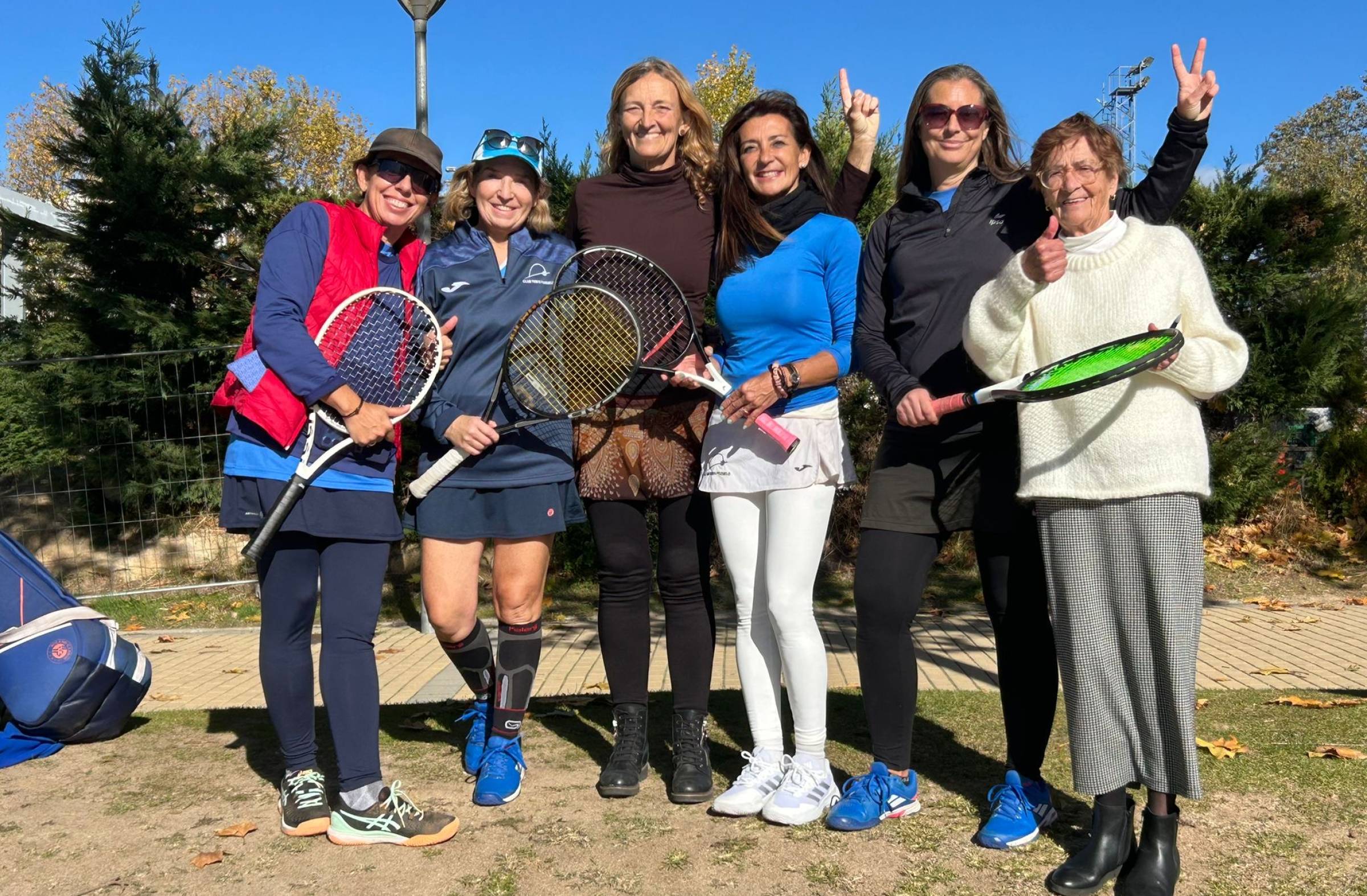 
                                                    El Club Tenis Pozuelo encadena una racha de éxitos con ascensos y títulos en múltiples categorías