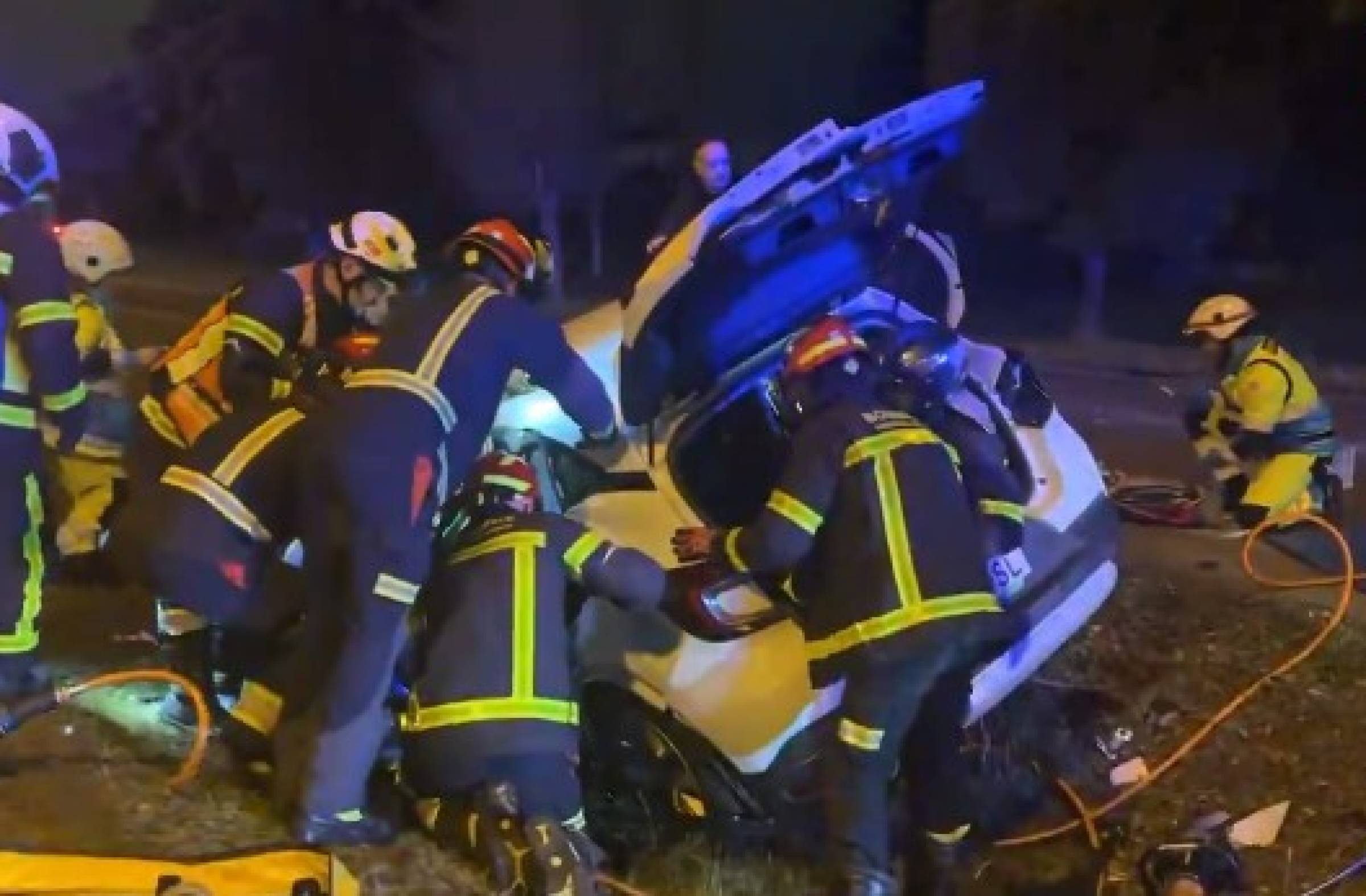 
                                                    Un conductor herido grave en Pozuelo tras chocar su turismo con un autobús 