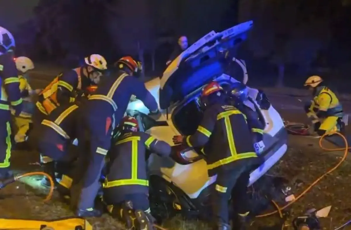 Un conductor herido grave en Pozuelo tras chocar su turismo con un autobús 