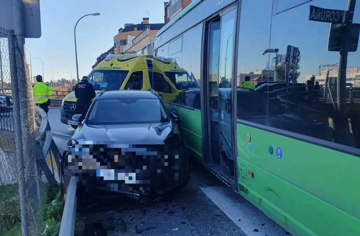 Un coche y un autobús colisionan frontolateralmente en la Avda. de la Coruña de Las Rozas