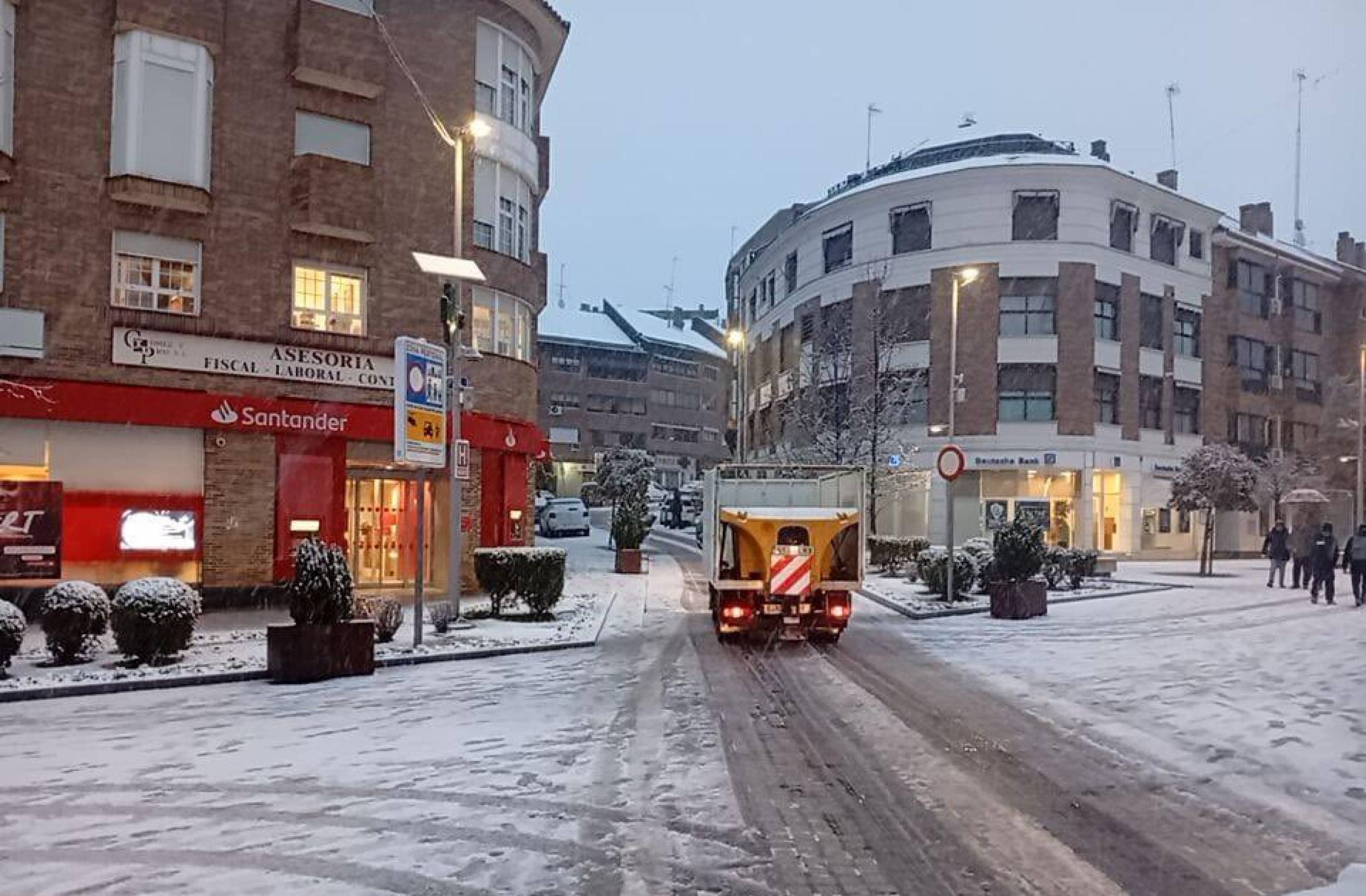 
                                                    Nieve en Las Rozas: mañana blanca, complicaciones y despliegue de quitanieves