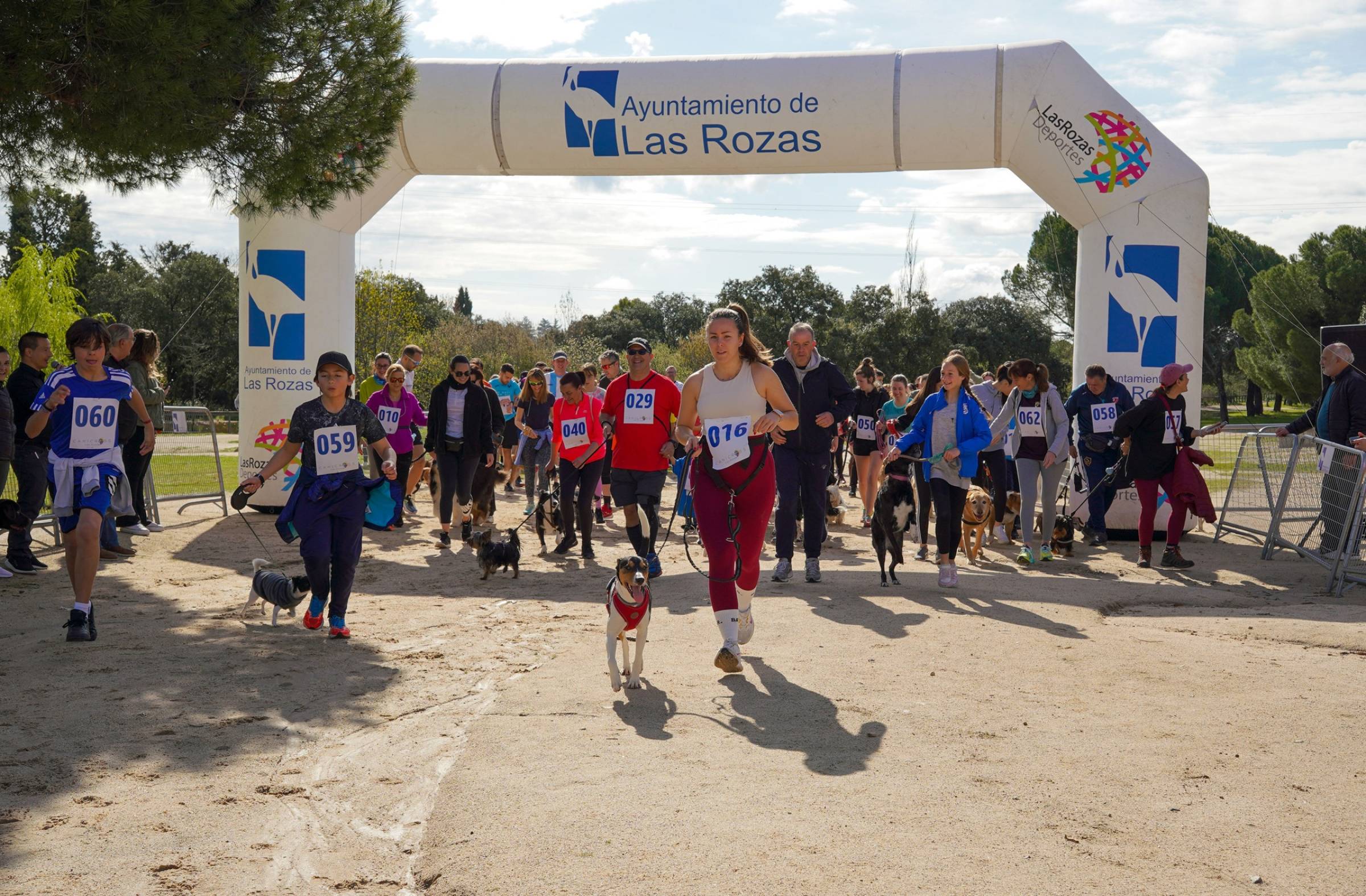 Las Rozas celebra una nueva edición de 'CaniCross', la carrera no competitiva para los vecinos y sus perros