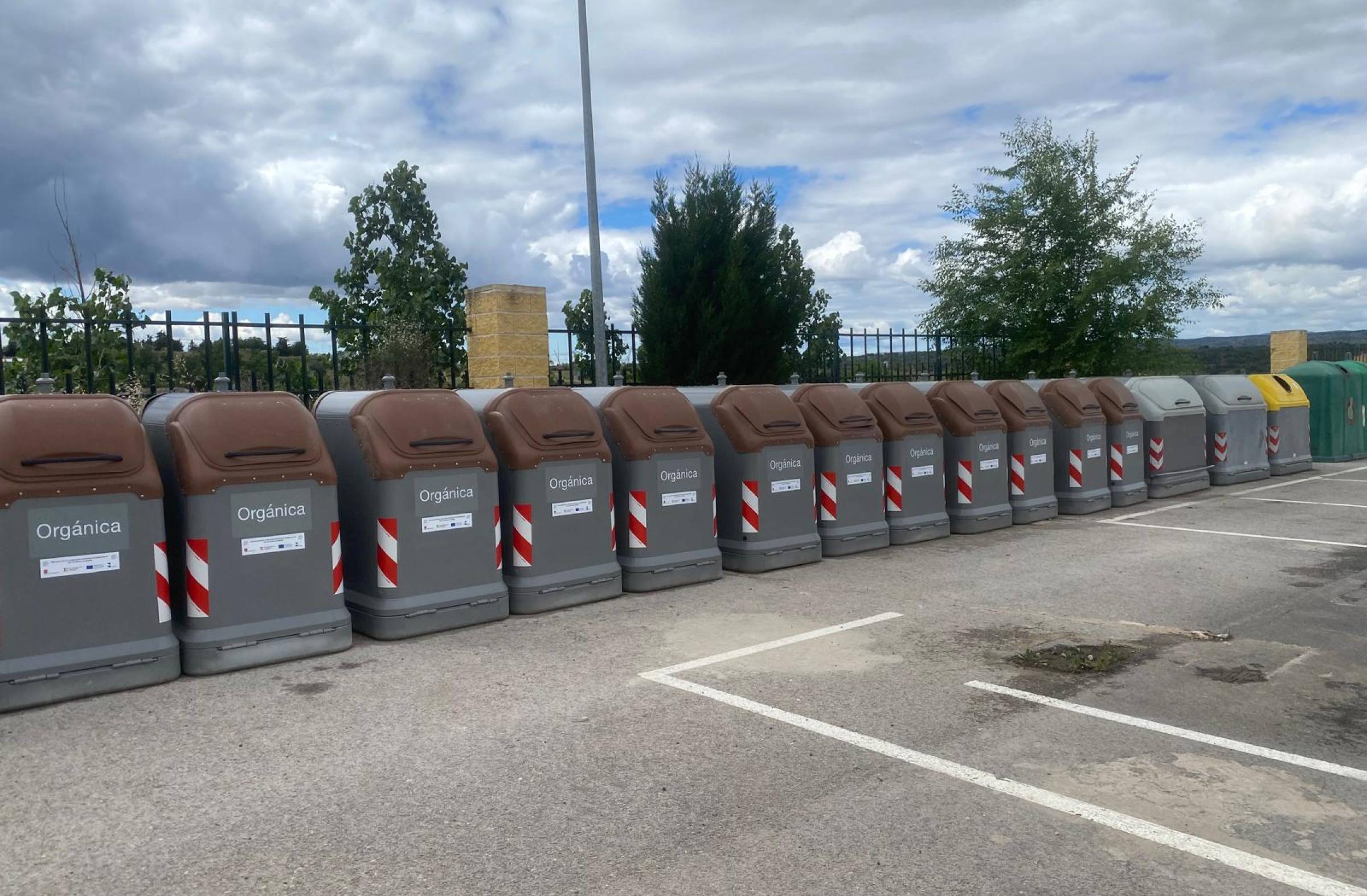 
                                                    Las Rozas instala el contenedor marrón para residuos orgánicos en vías públicas: este es su uso