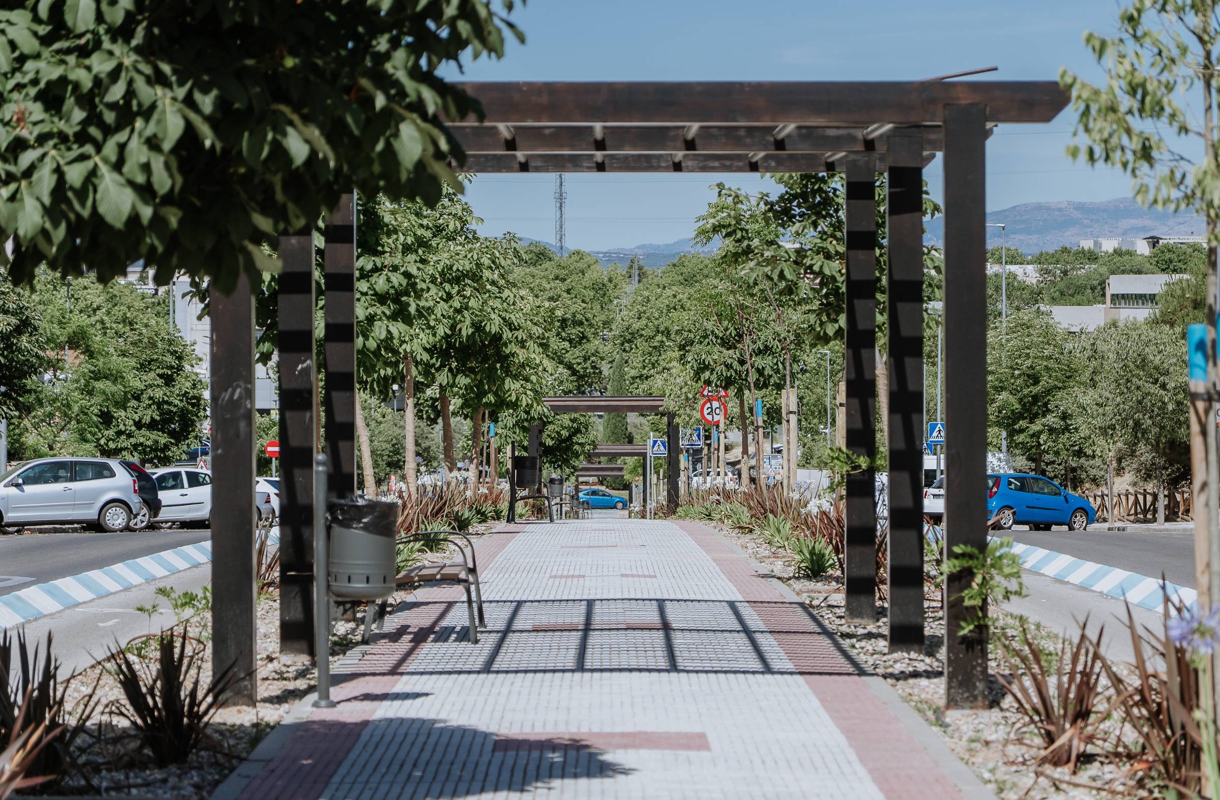 
                                                    Las Rozas crea un corredor verde en la calle Marie Curie para reducir el efecto 'isla de calor' urbano