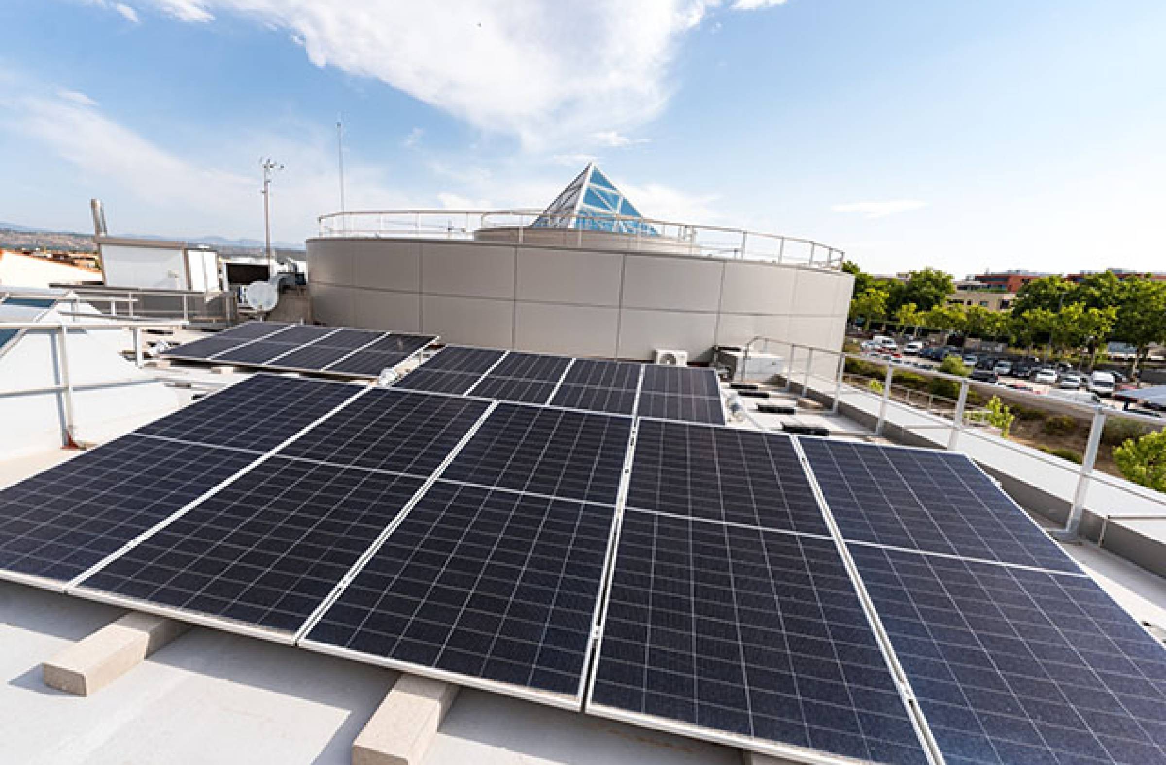 
                                                    Las Rozas culmina su Plan de Autoconsumo Energético y reduce un 30% el gasto de energía de sus edificios municipales