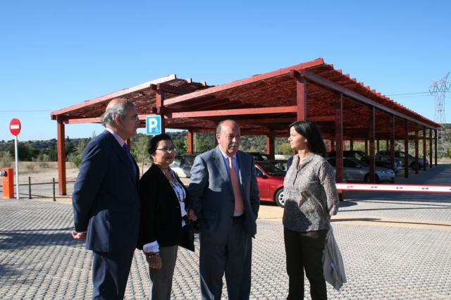 El alcalde de Las Rozas visita las pérgolas del aparcamiento de la Calle Kálamos