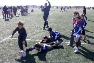 250 niños se dieron cita para jugar al rugby en el campo de Ingenieros Industriales de Las Rozas