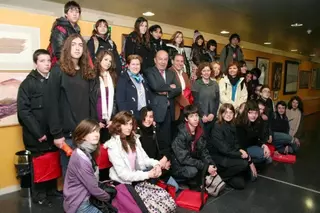 El alcalde recibe la visita de alumnos de bachillerato de un colegio francés