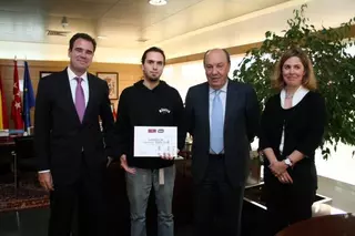 El alcalde entrega el premio al ganador del Primer Concurso Talento Móvil