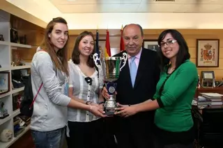 Las jugadoras del CB Las Rozas Village entregan la Copa de Madrid al Alcalde
