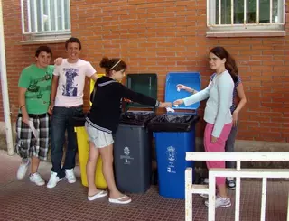 El Ayuntamiento entrega contenedores a las  ecoescuelas de Las Rozas