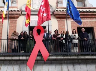 Lazo rojo en el Ayuntamiento de Las Rozas para conmemorar el Día Mundial del Sida