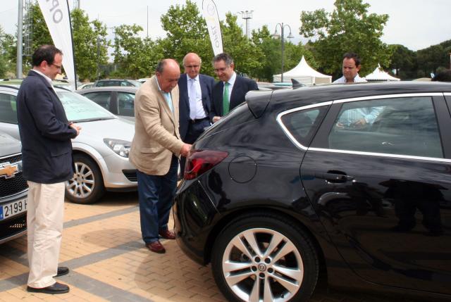 El alcalde visita la Feria de Vehículos de Ocasión de Las Rozas, abierta hasta el domingo 15