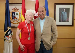 La judoka Marta Arce muestra al alcalde su última medalla 
