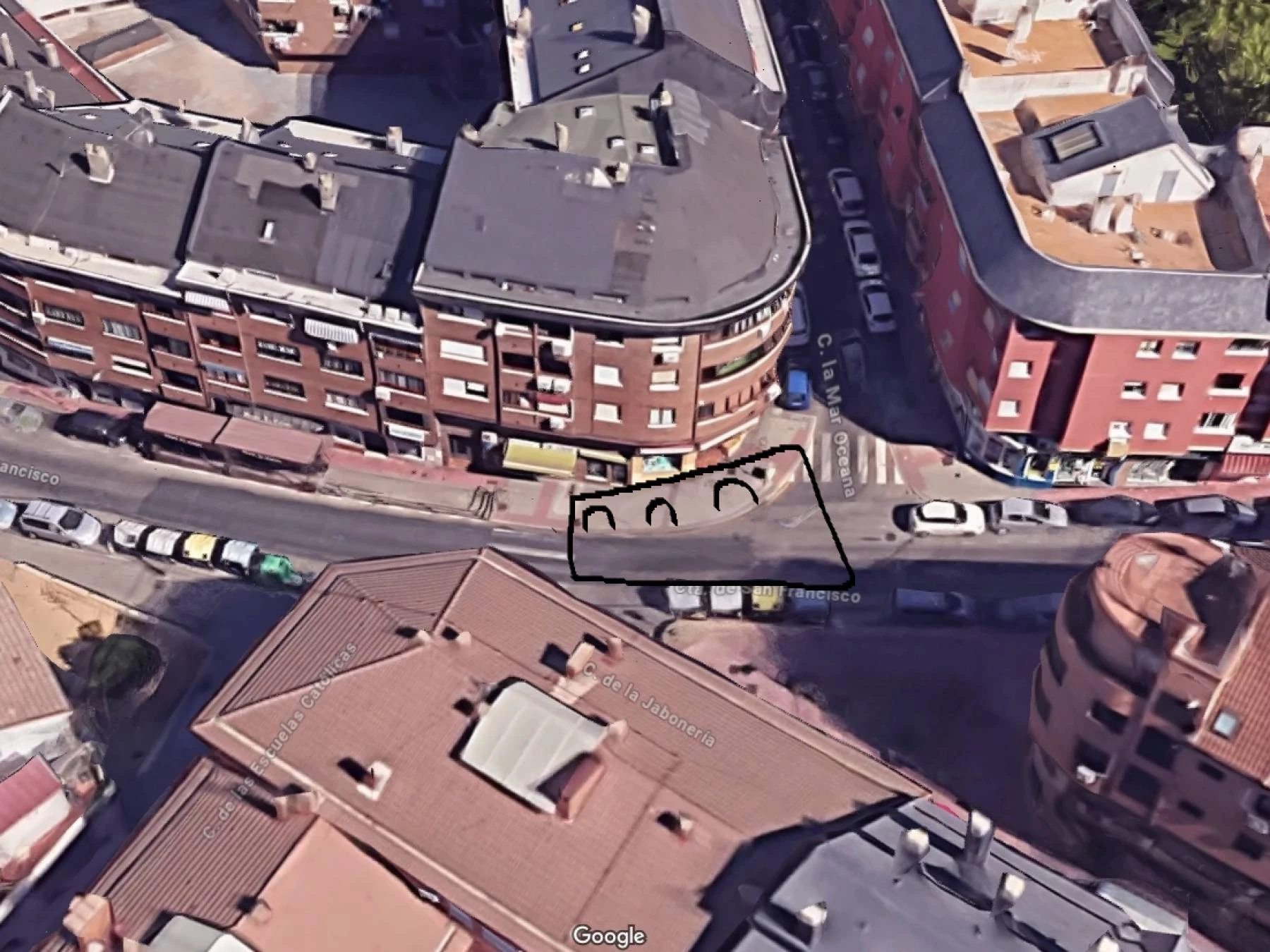 Queja sobre estacionamiento indebido en la C/ Cues