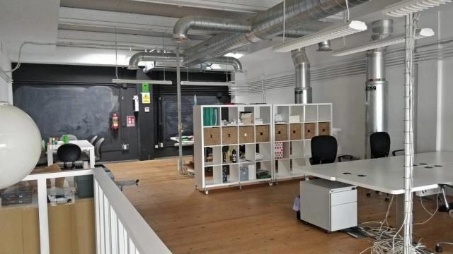 Alquilamos espacios (coworking) en oficina muy luminosa y amplia, equipada con todo lo necesario para recibirte desde ya. Estamos en la mejor calle comercial de Európolis. Posibilidad de Parking.