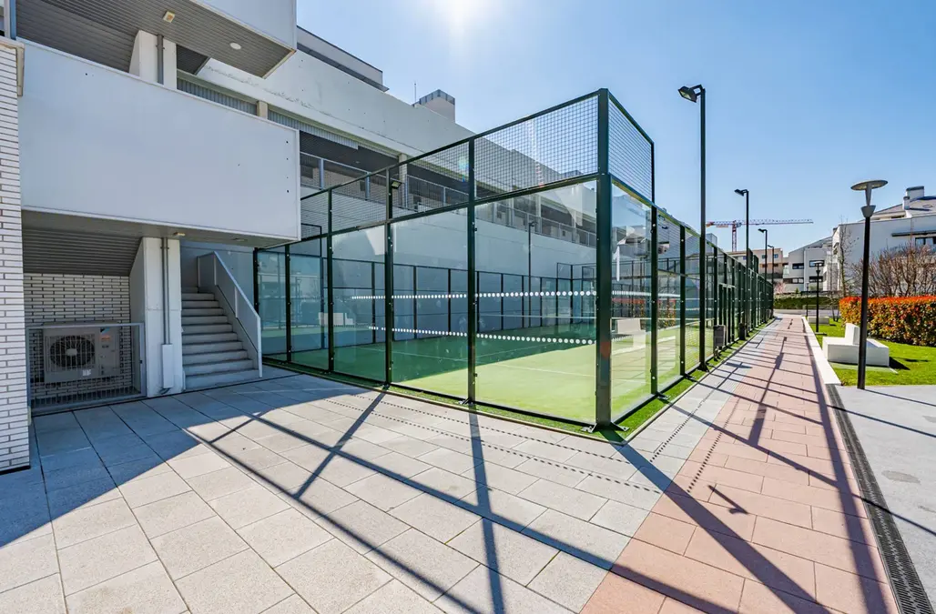 BAJO CON JARDÍN EN ESQUINA