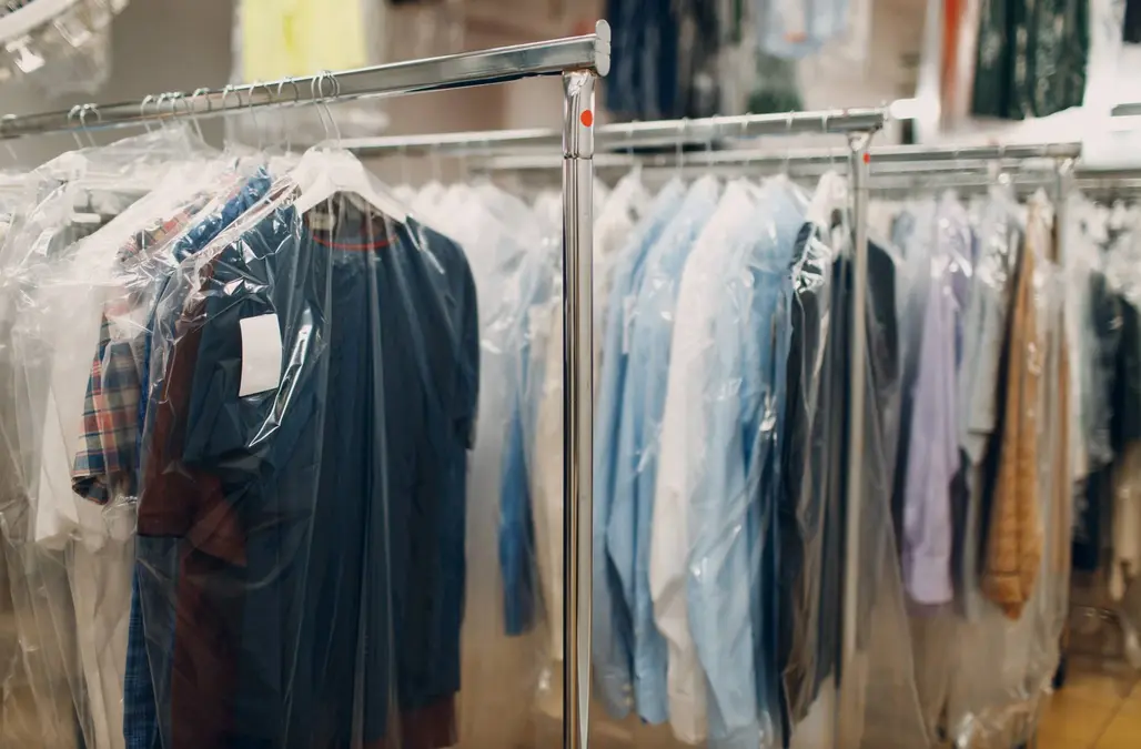 Se busca planchador/a y dependiente/a para tintorería en Pozuelo y zona de Argüelles.