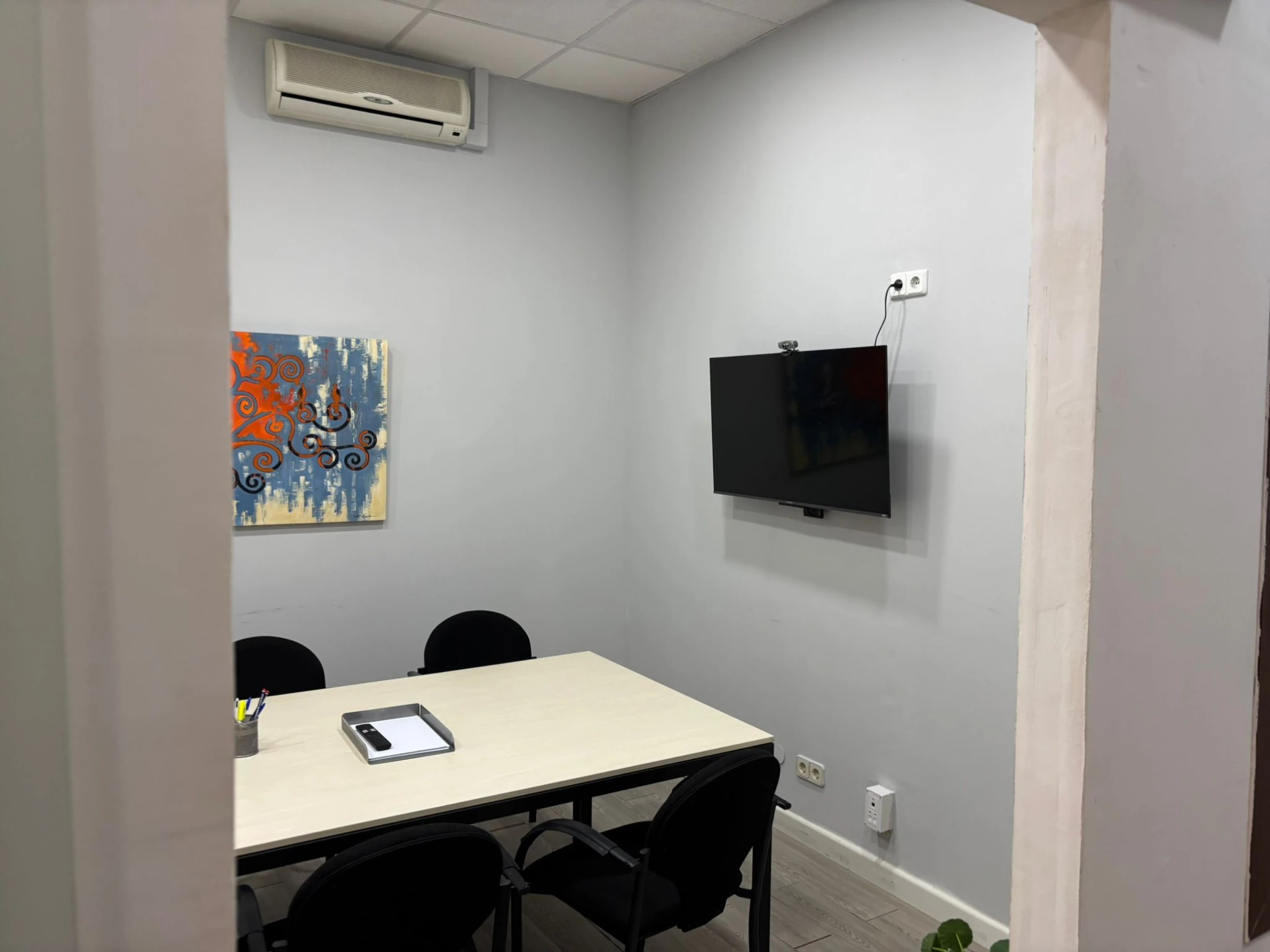 Alquilo despacho compartido con sala de juntas