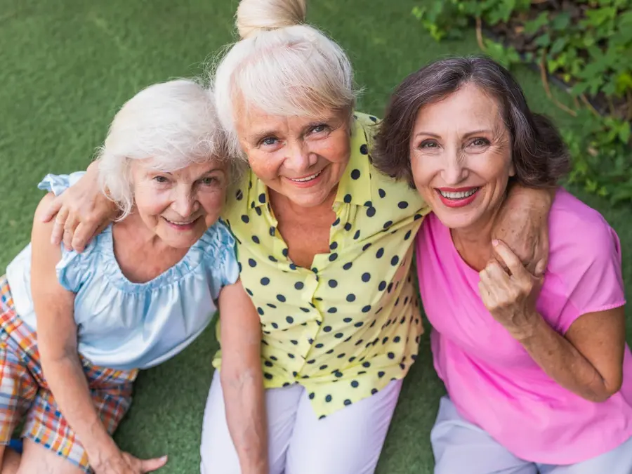 Grupo de adultos 70 - 80 años